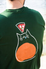 dettaglio stampa sul retro della maglietta gatto pizza