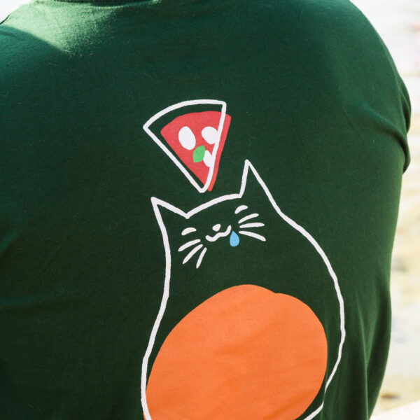 dettaglio stampa sul retro della maglietta gatto pizza