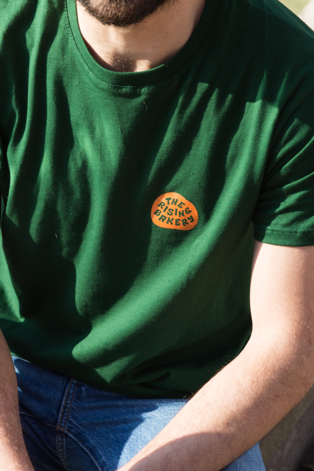 dettaglio fronte maglietta logo the rising bakery